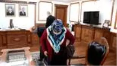 Vali Akın, 60 milyonuncu çipli kimlik kartını sahibine verdi Vali Akın, 60 milyonuncu çipli kimlik kartını sahibine verdi