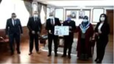 Vali Akın, 60 milyonuncu çipli kimlik kartını sahibine verdi Vali Akın, 60 milyonuncu çipli kimlik kartını sahibine verdi