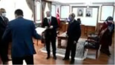 Vali Akın, 60 milyonuncu çipli kimlik kartını sahibine verdi Vali Akın, 60 milyonuncu çipli kimlik kartını sahibine verdi