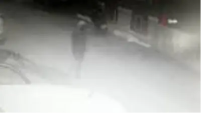 İstanbul'da yaşlı adama markette ekmek bıçağıyla gasp girişimi İstanbul'da yaşlı adama markette ekmek bıçağıyla gasp girişimi