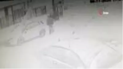 İstanbul'da yaşlı adama markette ekmek bıçağıyla gasp girişimi İstanbul'da yaşlı adama markette ekmek bıçağıyla gasp girişimi