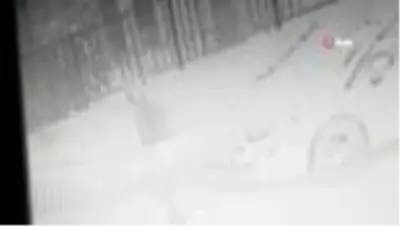İstanbul'da yaşlı adama markette ekmek bıçağıyla gasp girişimi İstanbul'da yaşlı adama markette ekmek bıçağıyla gasp girişimi