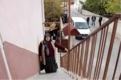 Yaşlı kadın 'sahte polis' tuzağıyla 90 bin lira dolandırıldı Yaşlı kadın 'sahte polis' tuzağıyla 90 bin lira dolandırıldı