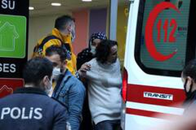 Komşuları ile tartışan kadın, önce binayı yakmaya kalktı sonra bıçağı boğazına dayadı