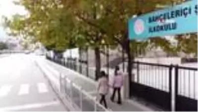 Amasyalı ilkokul öğrencilerden Covid-19 farkındalık videosu: 'Okulumuza kavuşmamız için lütfen siz de maskenizi takar mısınız' Amasyalı ilkokul öğrencilerden Covid-19 farkındalık videosu: 'Okulumuza kavuşmamız için lütfen siz de maskenizi takar mısınız'