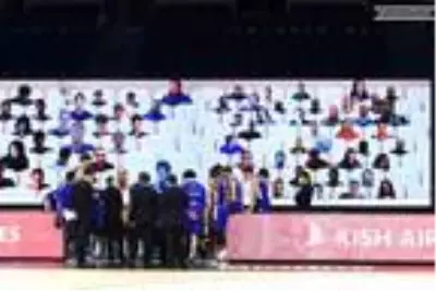Anadolu Efes maçını dijital tribünden 300'e yakın taraftar izledi Anadolu Efes maçını dijital tribünden 300'e yakın taraftar izledi