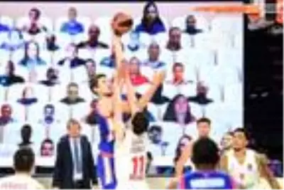 Anadolu Efes maçını dijital tribünden 300'e yakın taraftar izledi Anadolu Efes maçını dijital tribünden 300'e yakın taraftar izledi