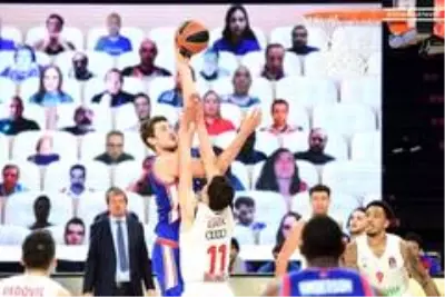Anadolu Efes maçını dijital tribünden 300'e yakın taraftar izledi Anadolu Efes maçını dijital tribünden 300'e yakın taraftar izledi