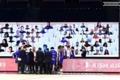 Anadolu Efes maçını dijital tribünden 300'e yakın taraftar izledi Anadolu Efes maçını dijital tribünden 300'e yakın taraftar izledi