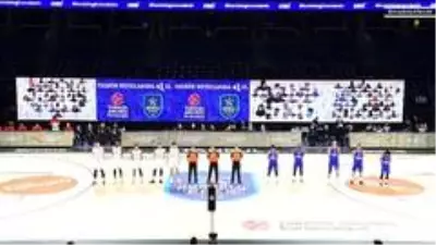 Anadolu Efes maçını dijital tribünden 300'e yakın taraftar izledi Anadolu Efes maçını dijital tribünden 300'e yakın taraftar izledi