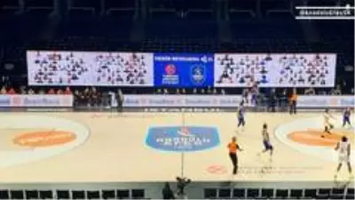Anadolu Efes maçını dijital tribünden 300'e yakın taraftar izledi Anadolu Efes maçını dijital tribünden 300'e yakın taraftar izledi