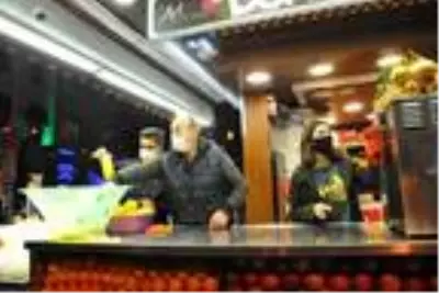 Antalya'da kepenkler saat 20.00'de indi, uzun araç kuyrukları oluştu Antalya'da kepenkler saat 20.00'de indi, uzun araç kuyrukları oluştu