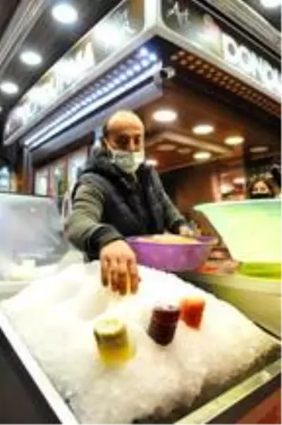 Antalya'da kepenkler saat 20.00'de indi, uzun araç kuyrukları oluştu Antalya'da kepenkler saat 20.00'de indi, uzun araç kuyrukları oluştu