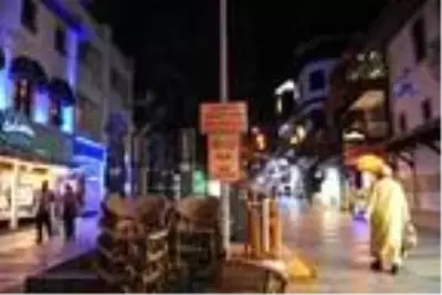 Antalya'da kepenkler saat 20.00'de indi, uzun araç kuyrukları oluştu Antalya'da kepenkler saat 20.00'de indi, uzun araç kuyrukları oluştu