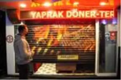 Antalya'da kepenkler saat 20.00'de indi, uzun araç kuyrukları oluştu Antalya'da kepenkler saat 20.00'de indi, uzun araç kuyrukları oluştu