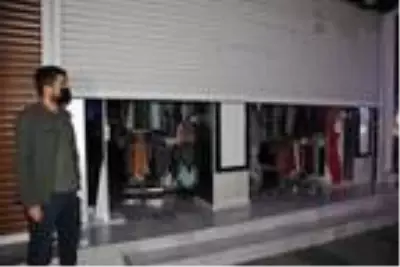 Antalya'da kepenkler saat 20.00'de indi, uzun araç kuyrukları oluştu Antalya'da kepenkler saat 20.00'de indi, uzun araç kuyrukları oluştu