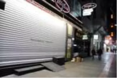 Antalya'da kepenkler saat 20.00'de indi, uzun araç kuyrukları oluştu Antalya'da kepenkler saat 20.00'de indi, uzun araç kuyrukları oluştu