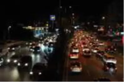 Antalya'da kepenkler saat 20.00'de indi, uzun araç kuyrukları oluştu Antalya'da kepenkler saat 20.00'de indi, uzun araç kuyrukları oluştu