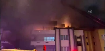 Apartmanın çatı katında çıkan yangın söndürüldü
