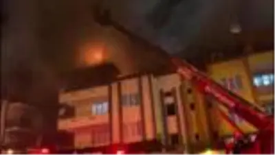 Apartmanın çatı katında çıkan yangın söndürüldü Apartmanın çatı katında çıkan yangın söndürüldü