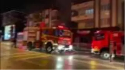 Apartmanın çatı katında çıkan yangın söndürüldü Apartmanın çatı katında çıkan yangın söndürüldü