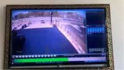 Aşırı hız yapan aracın kaza anı güvenlik kameralarına yansıdı Aşırı hız yapan aracın kaza anı güvenlik kameralarına yansıdı