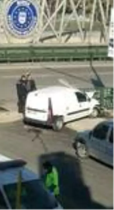 Aşırı hız yapan aracın kaza anı güvenlik kameralarına yansıdı Aşırı hız yapan aracın kaza anı güvenlik kameralarına yansıdı