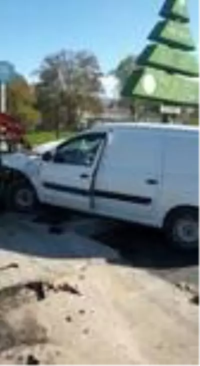 Aşırı hız yapan aracın kaza anı güvenlik kameralarına yansıdı Aşırı hız yapan aracın kaza anı güvenlik kameralarına yansıdı