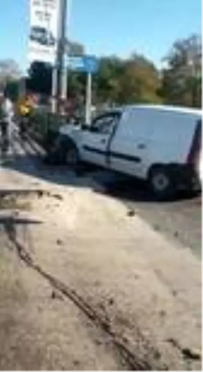 Aşırı hız yapan aracın kaza anı güvenlik kameralarına yansıdı Aşırı hız yapan aracın kaza anı güvenlik kameralarına yansıdı