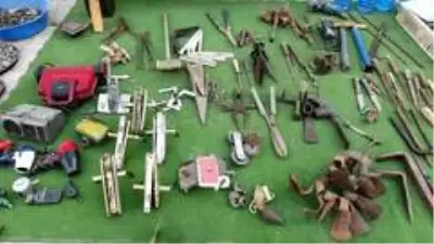 Asırlık eski eşya pazarına yoğun ilgi Asırlık eski eşya pazarına yoğun ilgi
