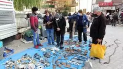Asırlık eski eşya pazarına yoğun ilgi Asırlık eski eşya pazarına yoğun ilgi