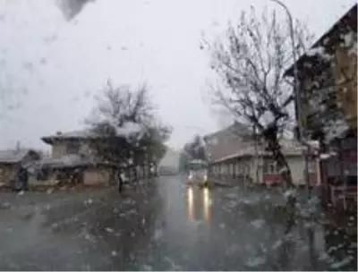 Aslanapa'da mevsimin ilk kar yağışı Aslanapa'da mevsimin ilk kar yağışı