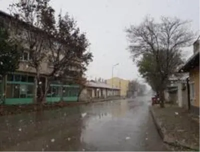 Aslanapa'da mevsimin ilk kar yağışı Aslanapa'da mevsimin ilk kar yağışı