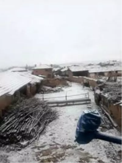 Aslanapa'da mevsimin ilk kar yağışı Aslanapa'da mevsimin ilk kar yağışı