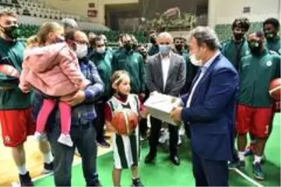 İzmir depreminin sembol ismi Ayda'dan 'iyiyim' pozu İzmir depreminin sembol ismi Ayda'dan 'iyiyim' pozu