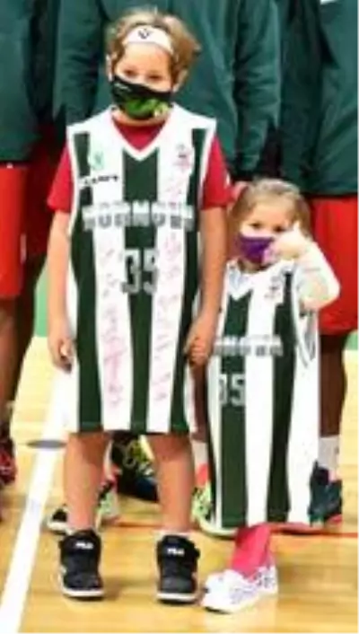 İzmir depreminin sembol ismi Ayda'dan 'iyiyim' pozu İzmir depreminin sembol ismi Ayda'dan 'iyiyim' pozu