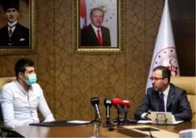 Bakan Kasapoğlu, milli yüzücü Emre Sakçı'yı kabul etti Bakan Kasapoğlu, milli yüzücü Emre Sakçı'yı kabul etti