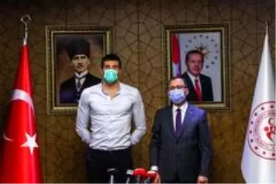 Bakan Kasapoğlu, milli yüzücü Emre Sakçı'yı kabul etti Bakan Kasapoğlu, milli yüzücü Emre Sakçı'yı kabul etti