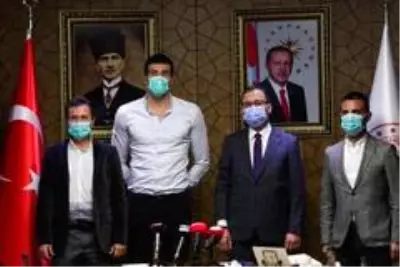Bakan Kasapoğlu, milli yüzücü Emre Sakçı'yı kabul etti Bakan Kasapoğlu, milli yüzücü Emre Sakçı'yı kabul etti