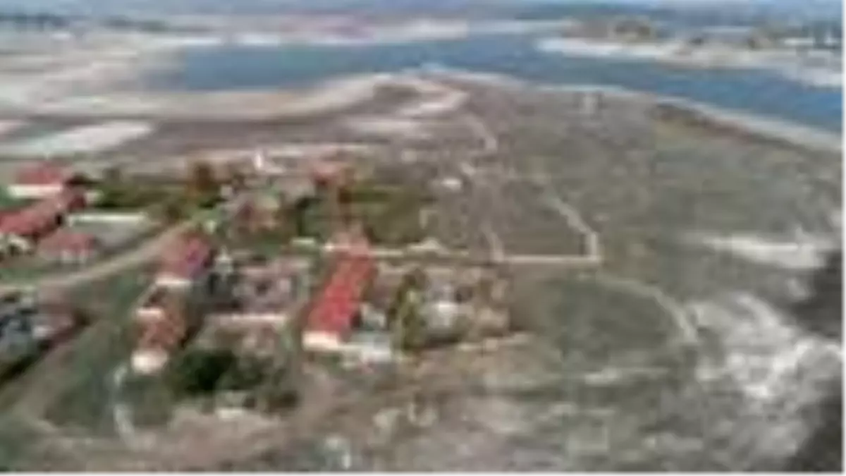 Baraj suları çekildi, eski köy evlerinin bir kısmı ve cami minaresi oraya çıktı