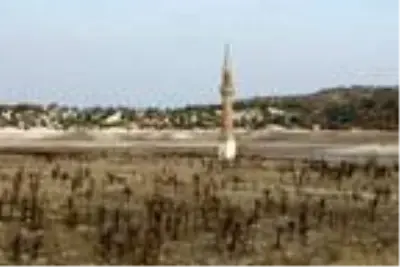 Baraj suları çekildi, eski köy evlerinin bir kısmı ve cami minaresi oraya çıktı Baraj suları çekildi, eski köy evlerinin bir kısmı ve cami minaresi oraya çıktı