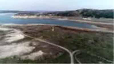 Baraj suları çekildi, eski köy evlerinin bir kısmı ve cami minaresi oraya çıktı Baraj suları çekildi, eski köy evlerinin bir kısmı ve cami minaresi oraya çıktı