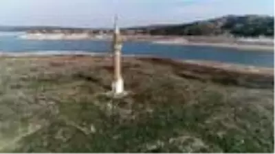 Baraj suları çekildi, eski köy evlerinin bir kısmı ve cami minaresi oraya çıktı Baraj suları çekildi, eski köy evlerinin bir kısmı ve cami minaresi oraya çıktı