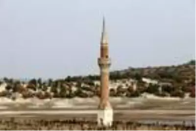Baraj suları çekildi, eski köy evlerinin bir kısmı ve cami minaresi oraya çıktı Baraj suları çekildi, eski köy evlerinin bir kısmı ve cami minaresi oraya çıktı