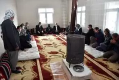 Başkan Beyoğlu, yola kavuşan mahalleye misafir oldu Başkan Beyoğlu, yola kavuşan mahalleye misafir oldu