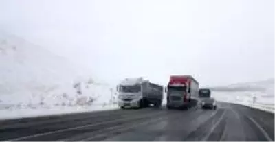 Bayburt'un yüksek kesimlerinde kar yağışı etkili oldu Bayburt'un yüksek kesimlerinde kar yağışı etkili oldu