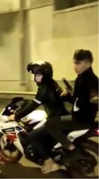 Son Dakika | İstanbul trafiğinde havaya ateş açan motosikletli maganda kamerada Son Dakika | İstanbul trafiğinde havaya ateş açan motosikletli maganda kamerada