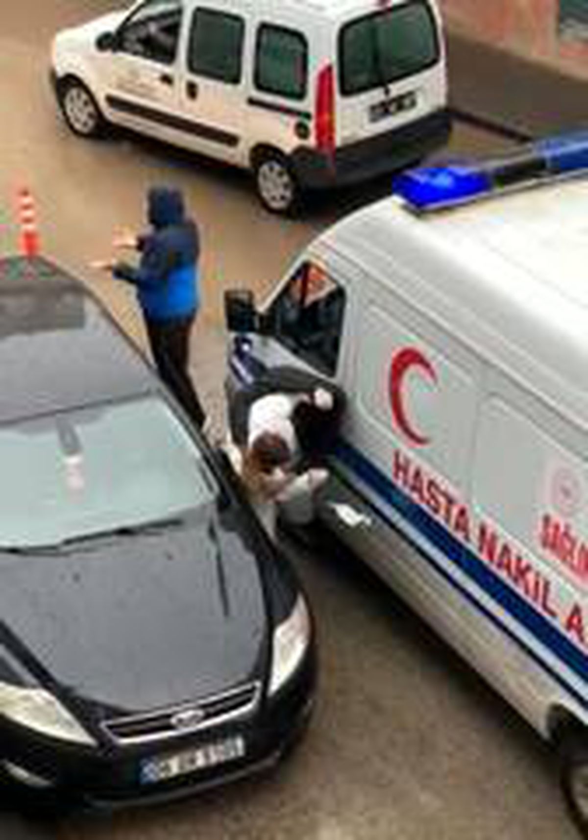 'Ben polisim' diyerek ambulans şoförünü darbeden şahıs, emlakçı çıktı