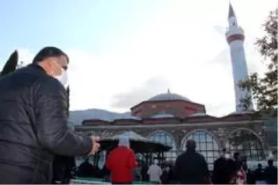 Binlerce Manisalı cuma namazı öncesi yağmur duasına çıktı