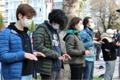 Binlerce Manisalı cuma namazı öncesi yağmur duasına çıktı Binlerce Manisalı cuma namazı öncesi yağmur duasına çıktı